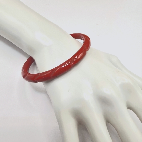 Vintage Carved Bakelite Bangle Bracelet - Picture 1 of 8